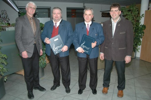 Übergabe der neuen Liedermappen durch die Raiffeisenbank