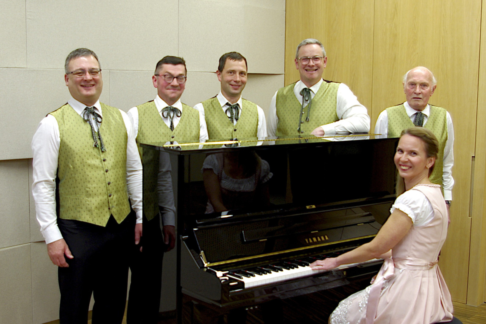 Die zweiten Tenöre der Sängerrunde: Thomas Prenninger, Franz Demmelbauer-Ebner, Friedrich Schaurecker, Gerhard Hartinger und Johann Feköhrer mit Pianistin Iyrina