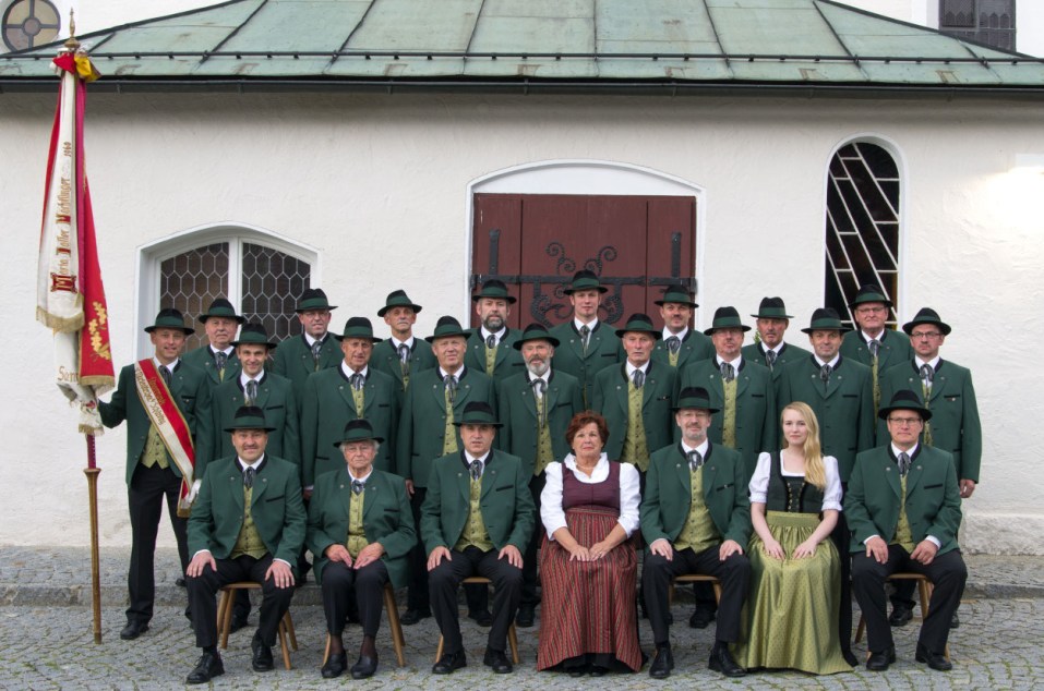Die Sängerrunde in neuer Tracht, mit Fahnenmutter Rosemarie Daller, unserer guten Fee Resi Schneebauer und Pianistin Katrin-Anna Zibuschka. (Foto vom 18. Juni 2016 von Manuel Demuth)