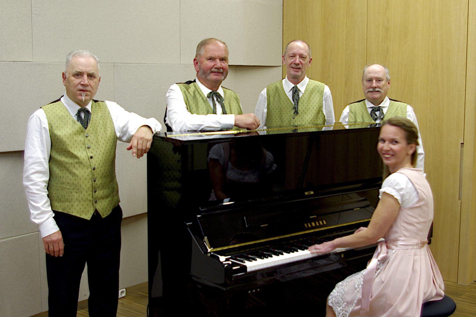 Die zweiten Bässe der Sängerrunde: Johann Schachinger, Wolfgang Moritz, Erich Zibuschka, Walter Hagmann mit Iyrina Minaiieva. Chorleiter Erich Zibuschka hat seit 2013 die musikalische Leitung.