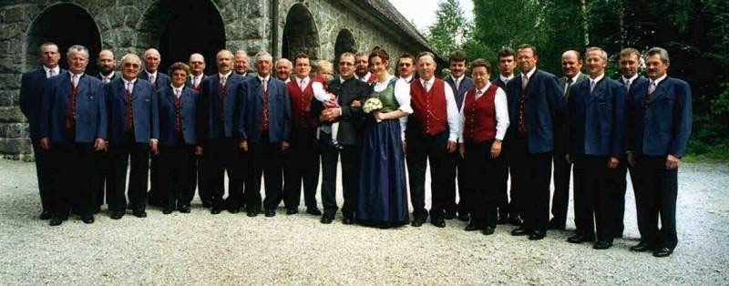 Brautpaar mit Nachwuchs und Sängerrunde vor der Fatimakapelle