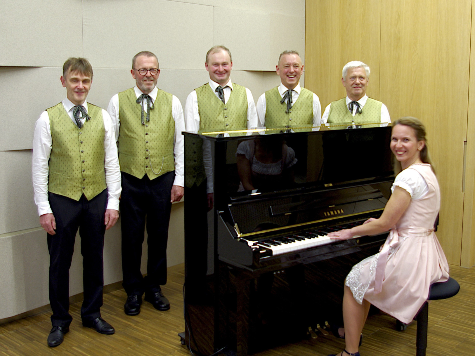 Die ersten Tenöre der Sängerrunde: Franz Schmolz, Gottfried Beham, Wolfgang Spanner, Johann Wimmeder und Franz Mayerhofer mit Pianistin Iyrina Minaiieva